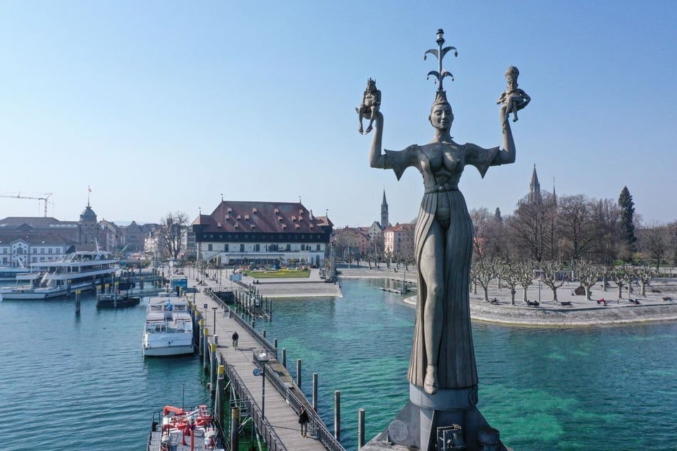 Die berühmte Skulptur Imperia dreht sich am Hafen von Konstanz.
