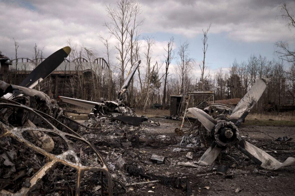 Teile eines zerstörten Flugzeugs auf dem Antonov International Airport in Hostomel am Stadtrand von Kiew.