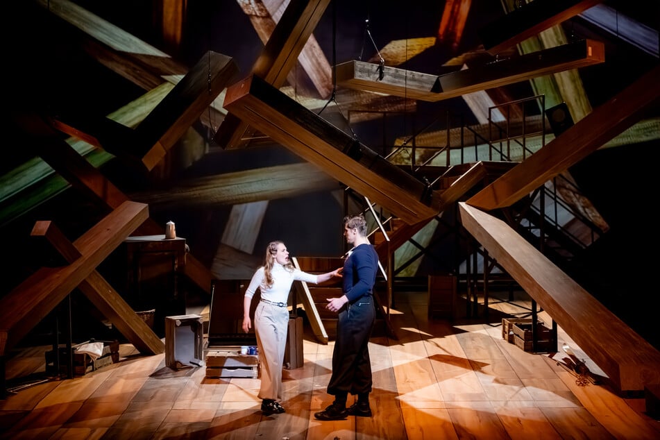 Das Musical spielt in einem einzigen Raum mit wandelbaren Holzelementen.