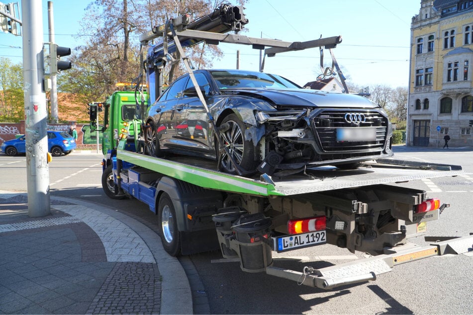 Der Audi war offenbar nicht mehr fahrbereit. Im Hintergrund der Škoda, der ebenfalls involviert war.