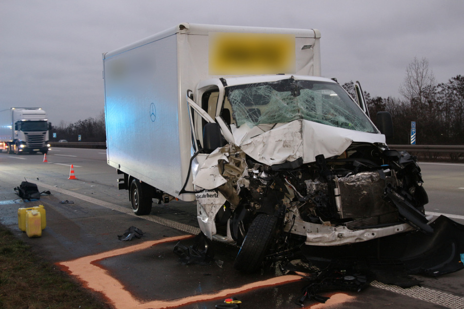 Ein Transporter ist am Montagnachmittag in einen Lkw-Aufleger gekracht.