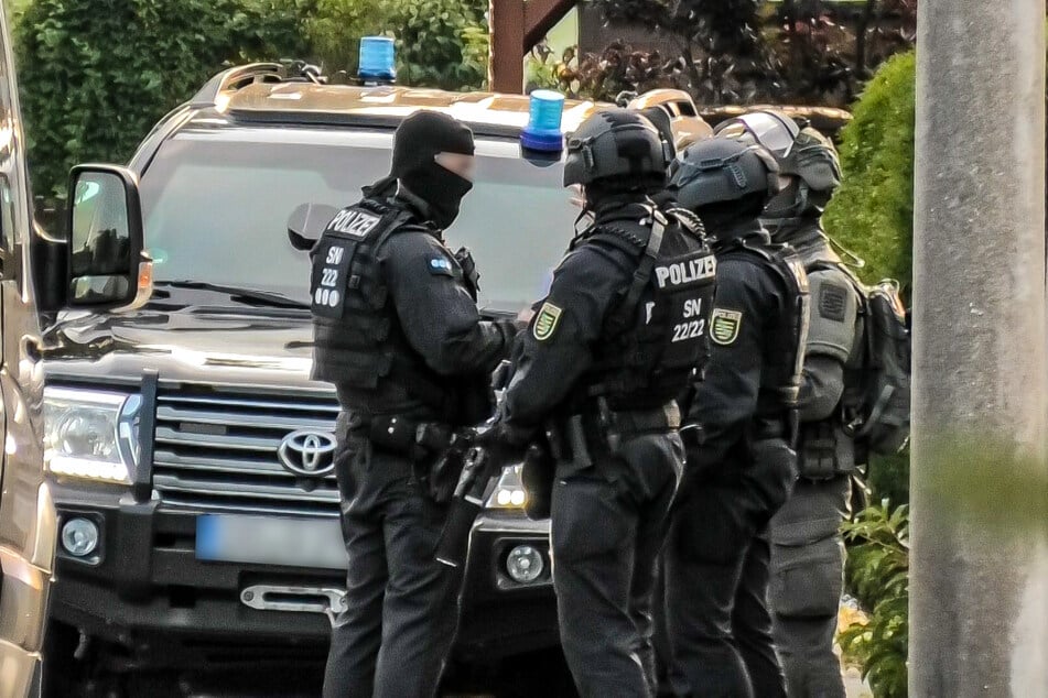 Schwer bewaffnete Polizisten vor einem Wohnhaus in Annaberg-Buchholz. Wie das LKA Bayern mitteilt, soll sich in dem Gebäude eine Person befunden haben, die der "Reichsbürger"-Szene zuzuordnen ist. Es kam zu einer Verhaftung.