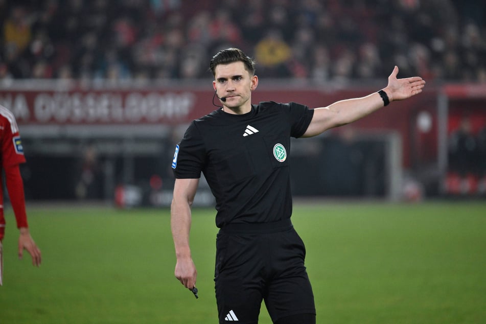 Felix Prigan (26) aus Deizisau leitet heute das Spiel von Dynamo Dresden gegen Greuther Fürth.