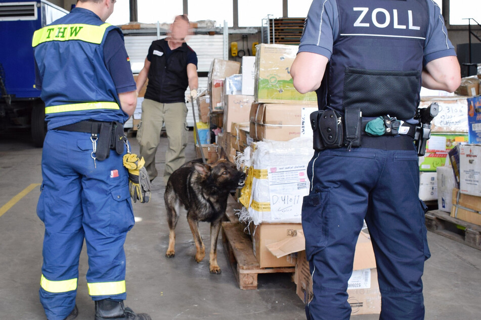 In einer Ladung mit Nähmaschinen aus dem Irak hatte ein Drogenhund des Zolls im Juni 2020 das Opium erschnüffelt. (Archivbild)