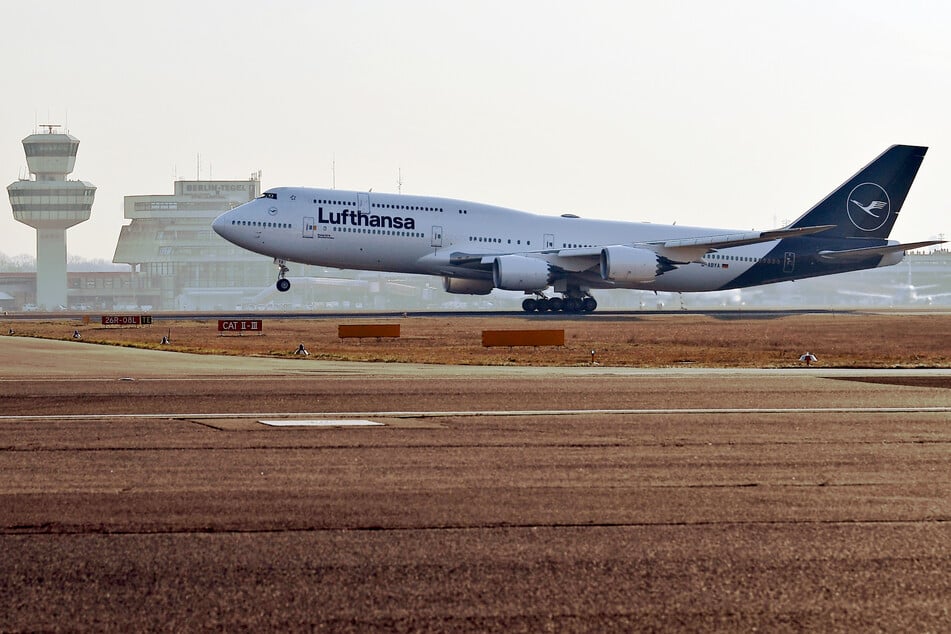 Eine Boeing 747-8 der Lufthansa. Die Kranich-Airline ist der größte Betreiber dieses Musters. Im Hintergrund: Der mittlerweile geschlossene Flughafen Berlin-Tegel.