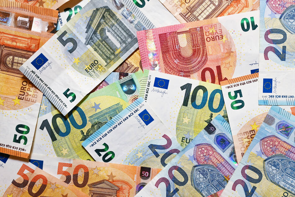 Die Euro-Banknoten bekommen bald ein neues Design. (Symbolbild)