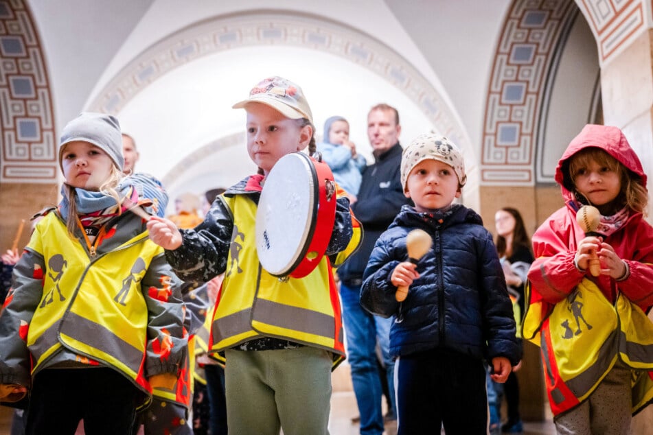 Die Kinder der Kita "Zwergenland" aus Bernsdorf machten am Montag im Rathaus ordentlich Krawall.