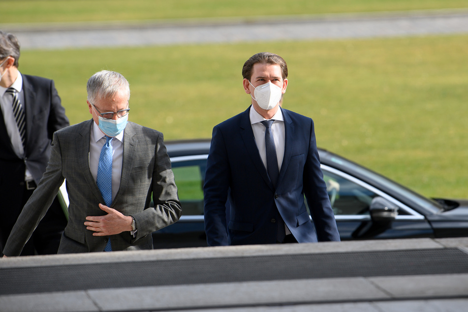 Sebastian Kurz (34,r), Bundeskanzler von Österreich, wird am Donnerstag von Stephan Steinlein (59), Chef des Bundespräsidialamts, vor einem Gespräch mit Bundespräsident Steinmeier im Schloss Bellevue begrüßt.