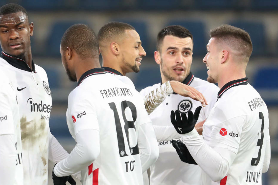 Der Torschütze zum 5:1 Luka Jovic (r.) feiert seinen Treffer mit Evan N'Dicka (l-r), Almamy Toure, Djibril Sow und Filip Kostic.