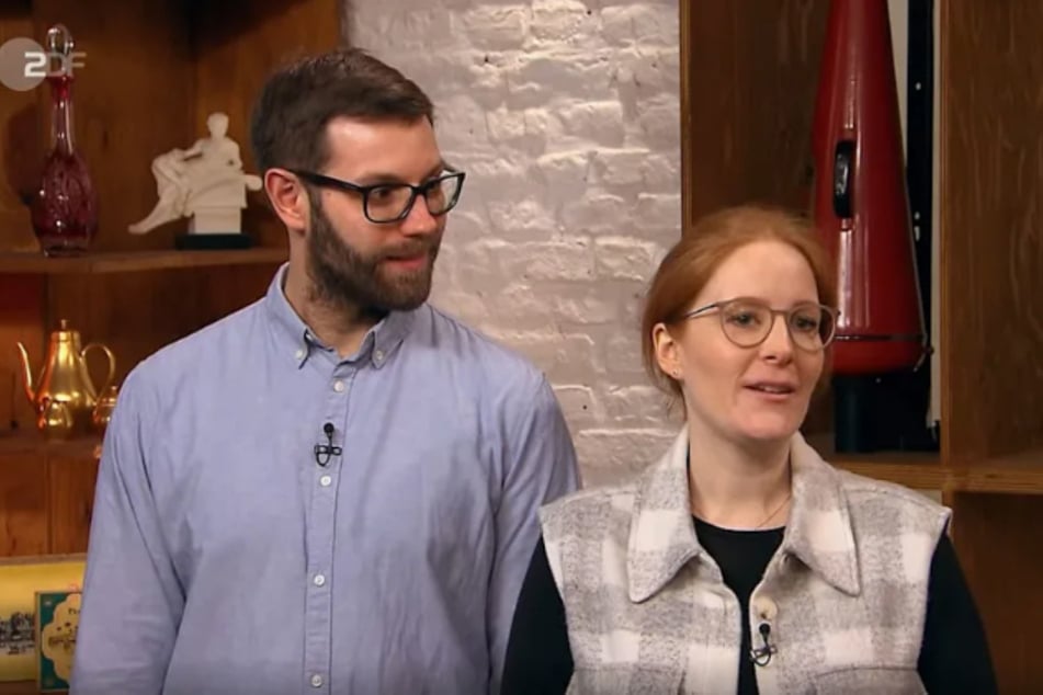 Hannah und Michael aus Saarbrücken bieten bei "Bares für Rares" ein Schmuckstück an, das sie zufällig auf dem Dachboden gefunden haben.