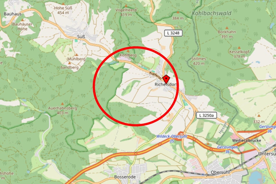 Die Polizei sucht Zeugen, die in der Zeit vom vergangenen Samstagabend bis Montagmorgen in Richelsdorf oder im Bereich des südwestlich gelegenen Waldgebiets verdächtige Beobachtungen gemacht haben.