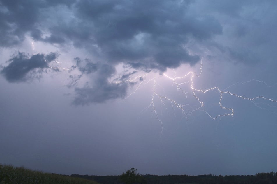 Kräftige Gewitter, heftiger Starkregen mit Mengen um 40 Liter in kurzer Zeit und Hagel drohen in einzelnen Regionen.