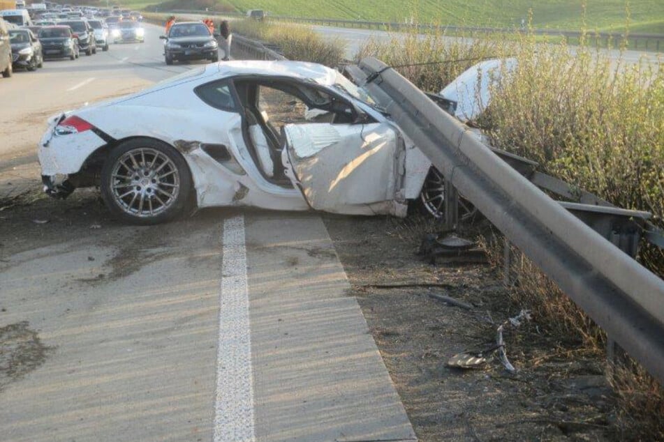 Der 25-jährige Porsche-Fahrer wurde in ein Krankenhaus gebracht. Sein Auto war komplett zerstört.