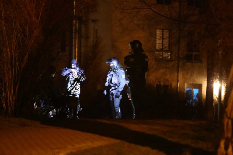 Wie bereits bei vorherigen Attacken warfen die Angreifer Steine gegen die Glasfassade. Ob dabei Polizisten zu Schaden kamen, war zunächst unklar.