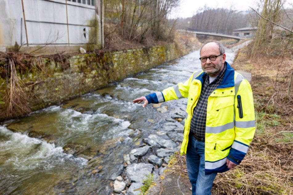 Projektleiter Tilo Seidel (60) zeigt auf die fertige Anlage. In den Zwischenbecken haben Fische Platz zur Erholung.