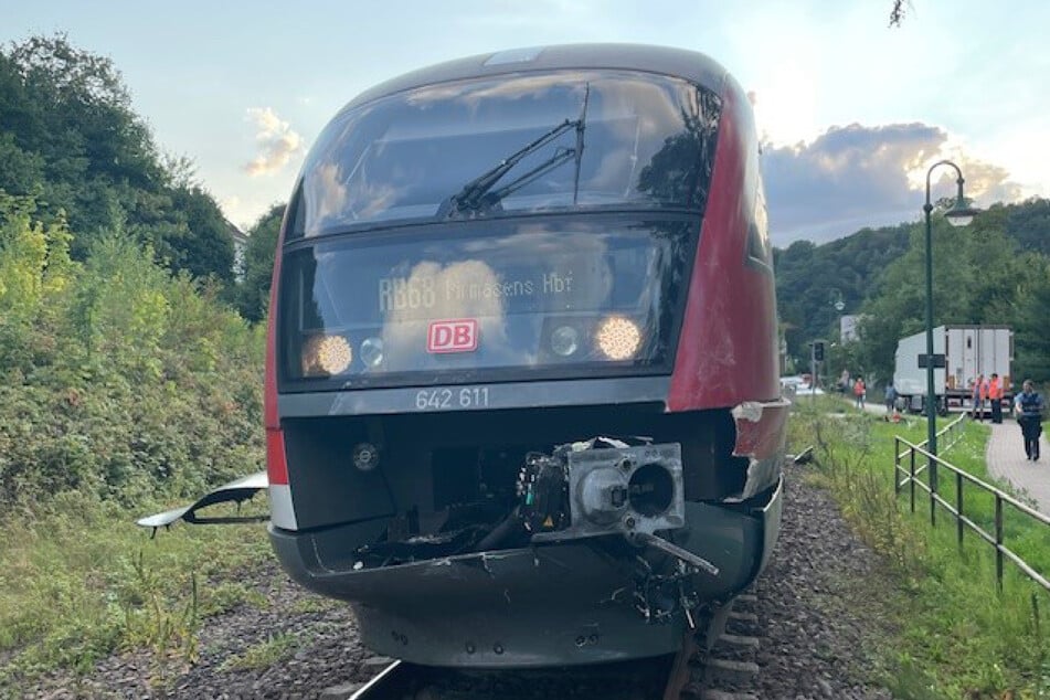 In Thaleischweiler-Fröschen (Landkreis Südwestpfalz) krachte am Dienstag eine Regionalbahn in einen Sattelzug.
