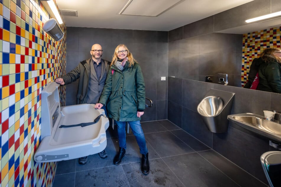 Thomas Kütter (48) und Susanne Bellmann (40) von der Stadt zeigen die neue Toilette im Pavillon.