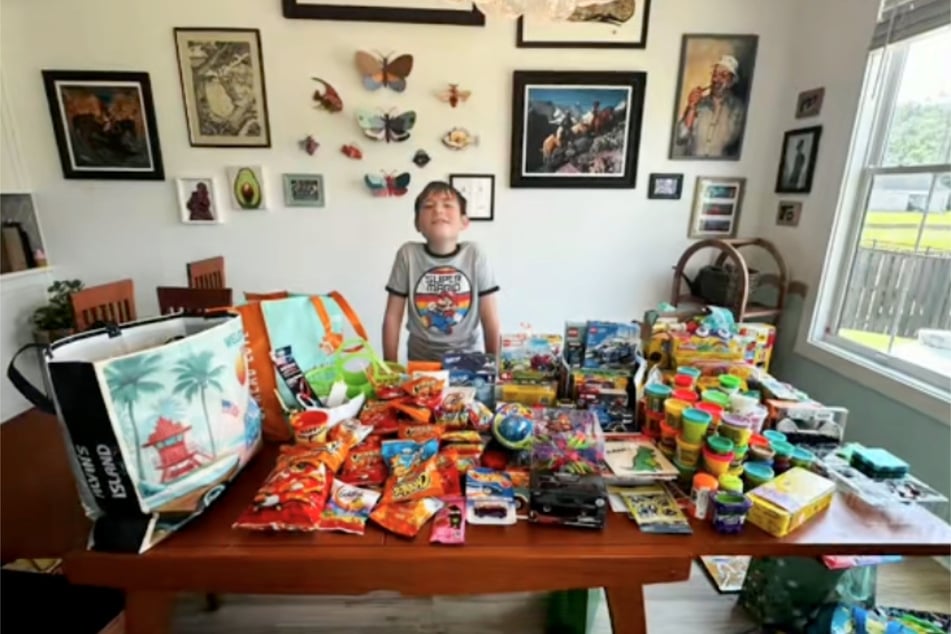Der Geburtstagsnachmittag war für den Elfjährigen ein voller Erfolg - neben Kuscheltieren und anderem Spielzeug erhielt der Junge unzählige Süßigkeiten.