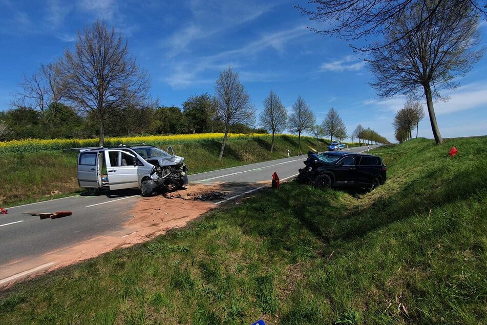 Zwei völlig zerstörte Fahrzeuge: Bei einem Zusammenstoß auf der B79 wurden drei Menschen schwer verletzt.