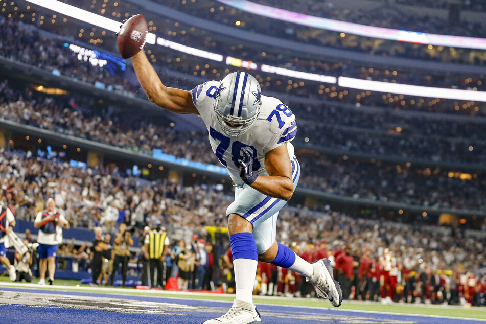 Dallas Cowboys offensive tackle Terence Steele scoring a touchdown against the Washington Football Team.