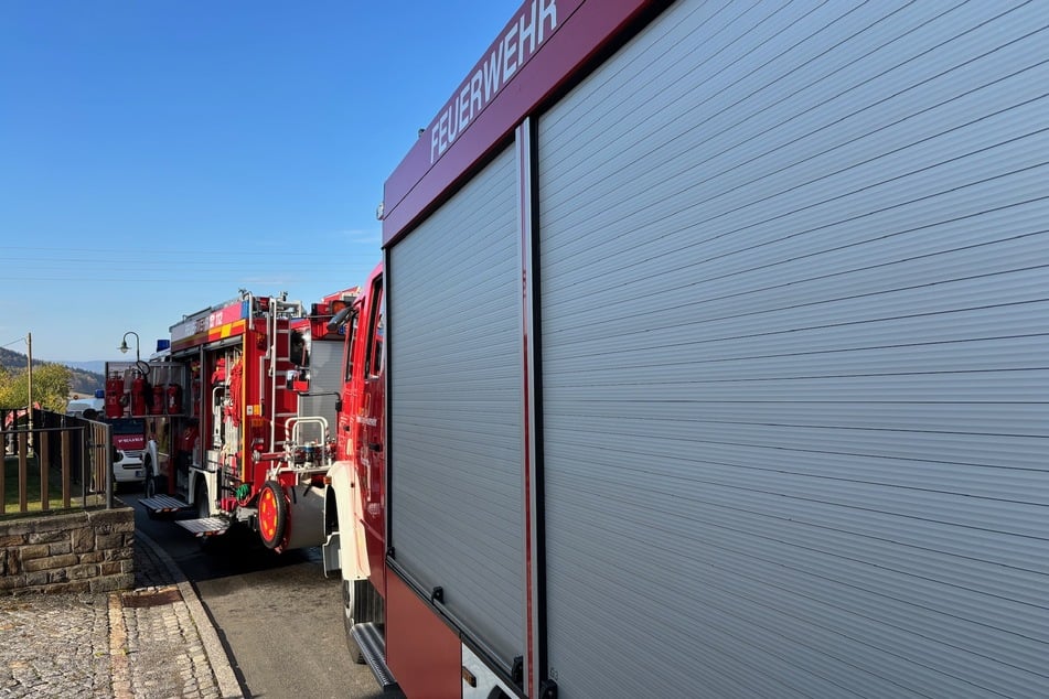 Die Feuerwehren aus Raschau, Markesbach und der Hauptwache Schwarzenberg wurden nach Markersbach in die Bergstraße gerufen.