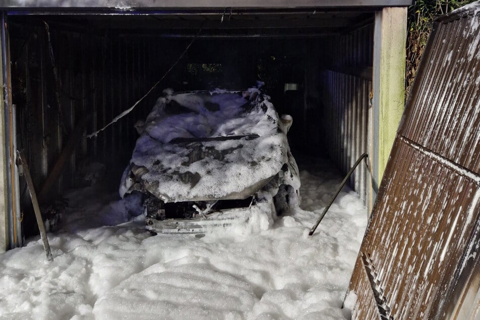 Das in der Garage abgestellte Auto konnte nicht mehr gerettet werden.