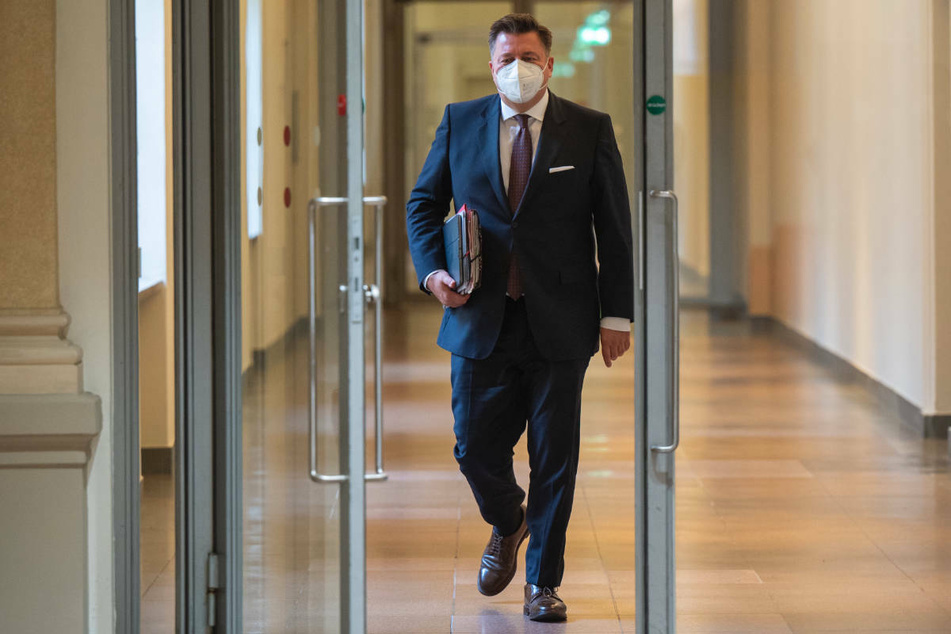 Andreas Geisel (55, SPD) kommt zu einer Sondersitzung des Innenausschusses. Berlins Innensenator erklärte am Dienstag, dass Berlin sich für eine Übergangsfrist von zwei bis drei Monaten nach Beendigung der "epidemischen Lage" ausgesprochen hat.