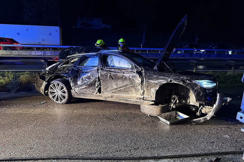 Das andere beteiligte Auto überschlug sich und erlitt einen Totalschaden.