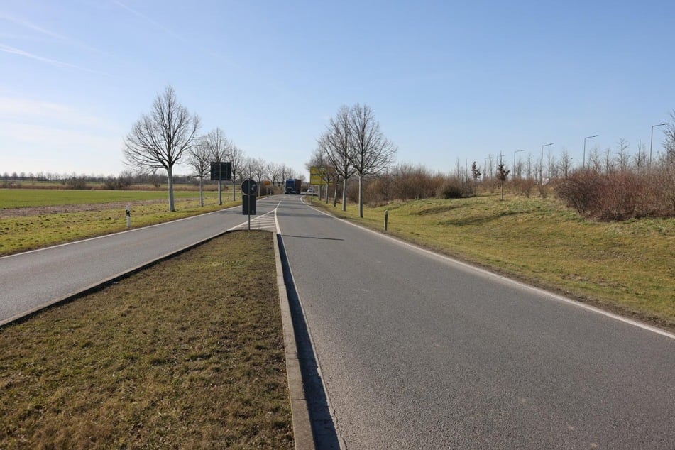 Während der Radler verletzt davonkam, schleifte der Laster das Fahrrad noch über einen Kilometer mit sich.