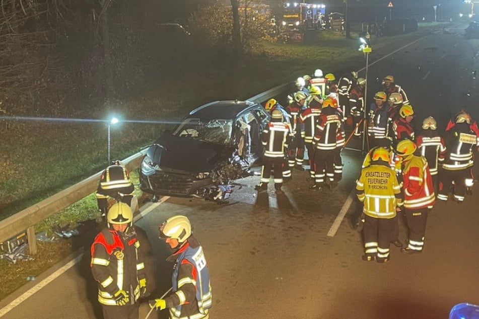 Junger Fahrer rast in Gegenverkehr: Elf Menschen verletzt, 70 Kräfte im Einsatz