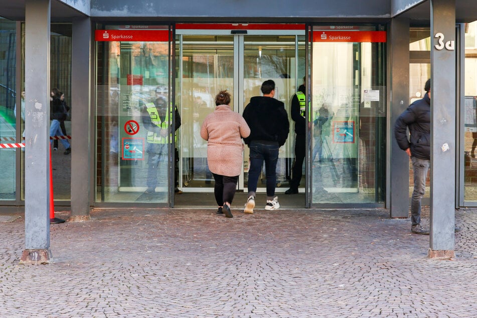 Nach dem Gelsenkirchener Einbruch kritisieren Geschädigte die fehlende Kommunikation der Bank. Nun öffnet die Sparkasse eine Servicestelle für Schließfachkunden.