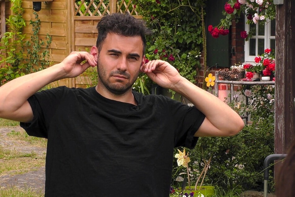 ...während Lars Steinhöfel (35) es mit einer Chigong-Ohrenmassage probiert.