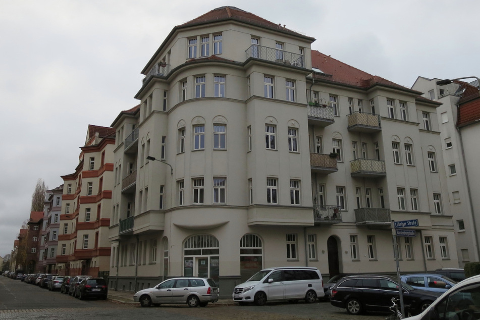 In diesem Gründerzeithaus in der Leipziger Südvorstadt wurden die beiden Leichen bereits am Freitag entdeckt.