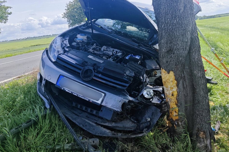 Die beiden Insassen des Volkswagens verletzten sich schwer.