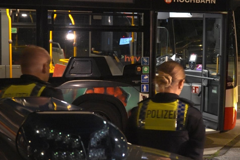 Die Polizei sicherte Spuren am und im Bus und ermittelte den mutmaßlichen Täter.