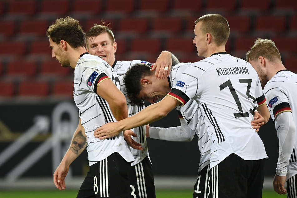 Deutschlands Kai Havertz (21, M.) bejubelt sein Tor zum 2:2 mit Leon Goretzka (25, l-r), Toni Kroos (30) und Lukas Klostermann (24).