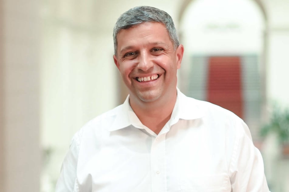 SPD-Chef Raed Saleh (44) wirbt für neue Wege beim Impfen gegen das Coronavirus und warnt davor, Menschen vorschnell als Impfverweigerer abzustempeln.