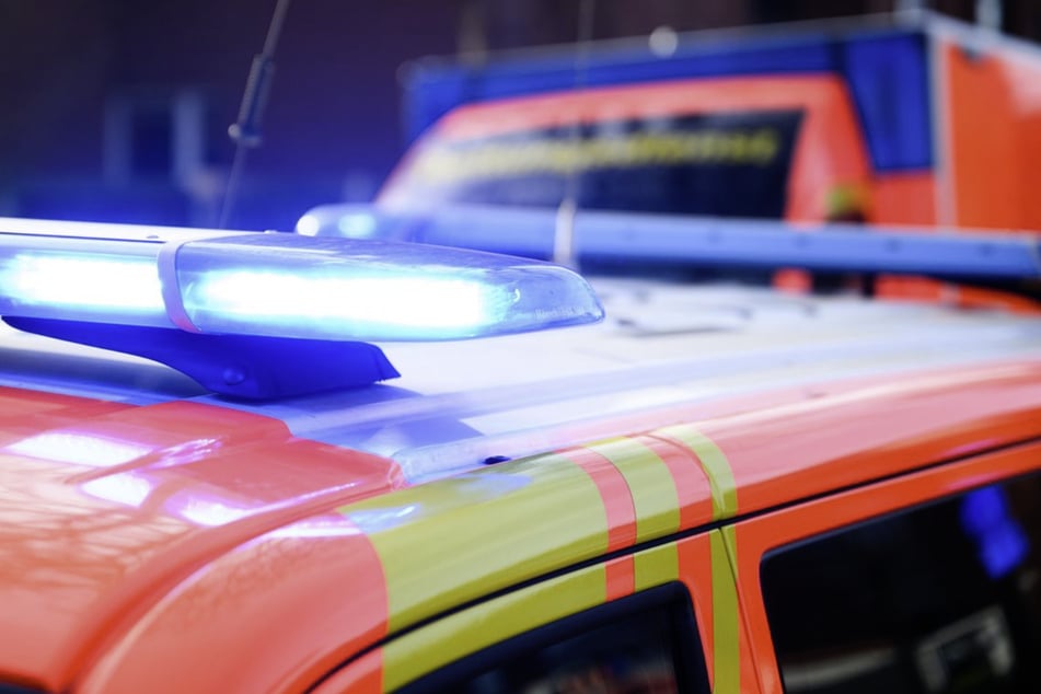 Für den 24-Jährigen kam jede Hilfe zu spät. Seine 23-jährige Beifahrerin wurde schwer verletzt. (Symbolbild)