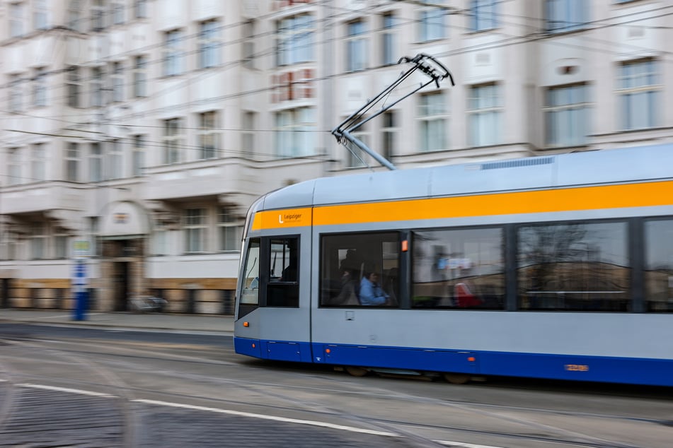 Der Mann beklaute die Dame an einer Straßenbahnhaltestelle in Leipzig. (Archivbild)