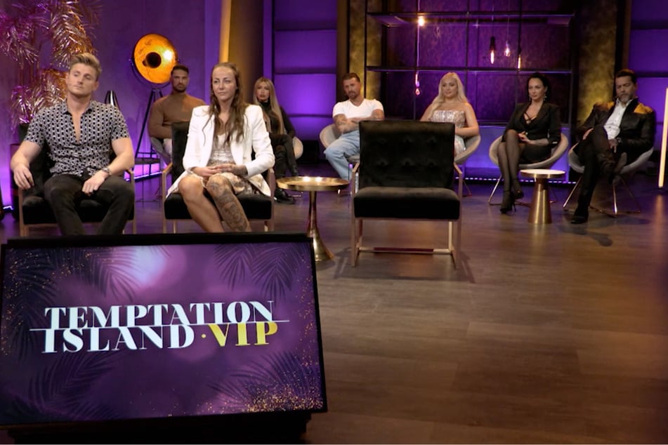 Die Kandidaten versammeln sich zur "Temptation Island VIP"-Reunion im RTL-Studio.