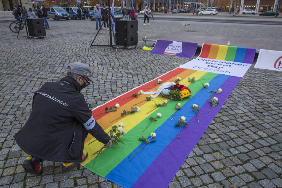 Die Teilnehmer legten Blumen für den Verstorbenen ab.