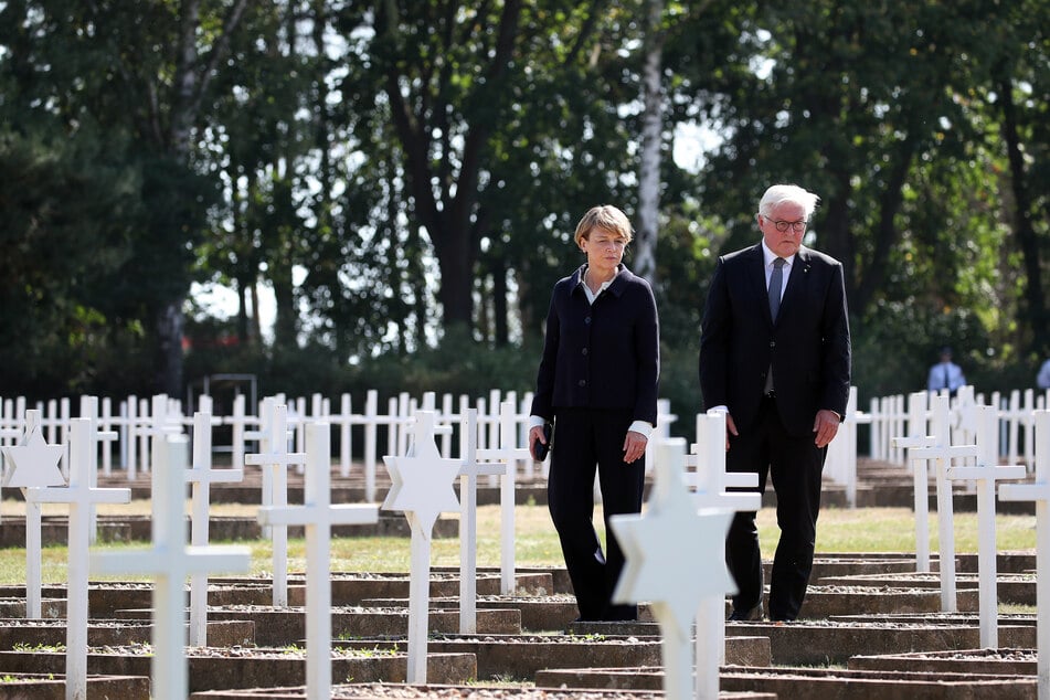 Bundespräsident Frank-Walter Steinmeier und seine Ehefrau Elke Büdenbender auf dem Militärischen Ehrenfriedhof in der Gedenkstätte Feldscheune Isenschnibbe in Gardelegen.