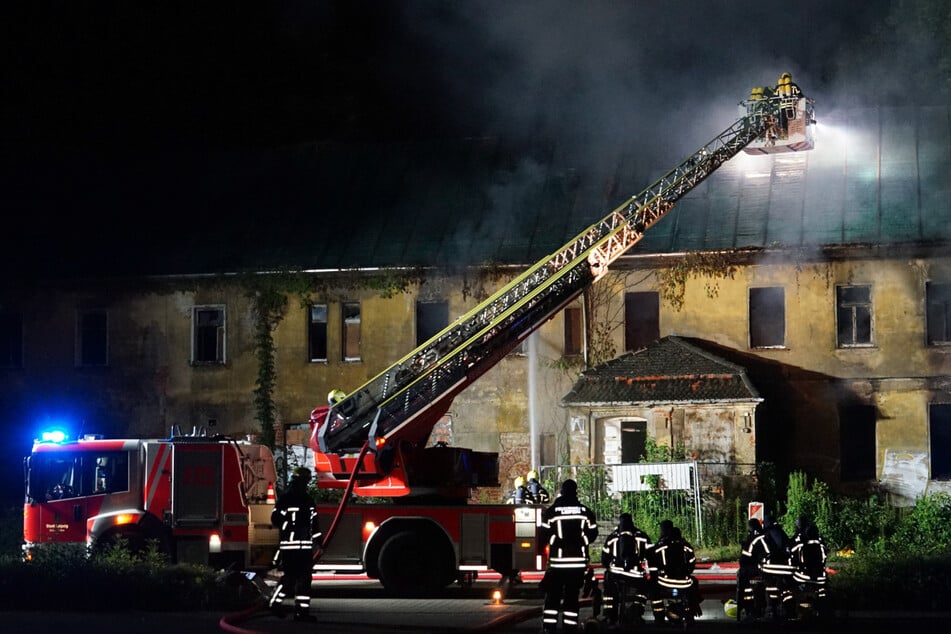 Die Feuerwehr setzte unter anderem eine Drehleiter ein, um gegen die Flammen zu kämpfen.