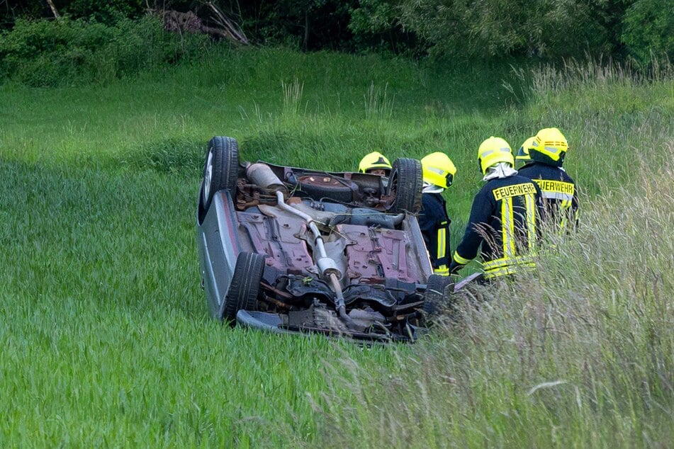 Nachdem der Fahrer die Kontrolle über seinen Wagen verloren hatte, blieb der Wagen kopfüber auf einem Feld liegen.