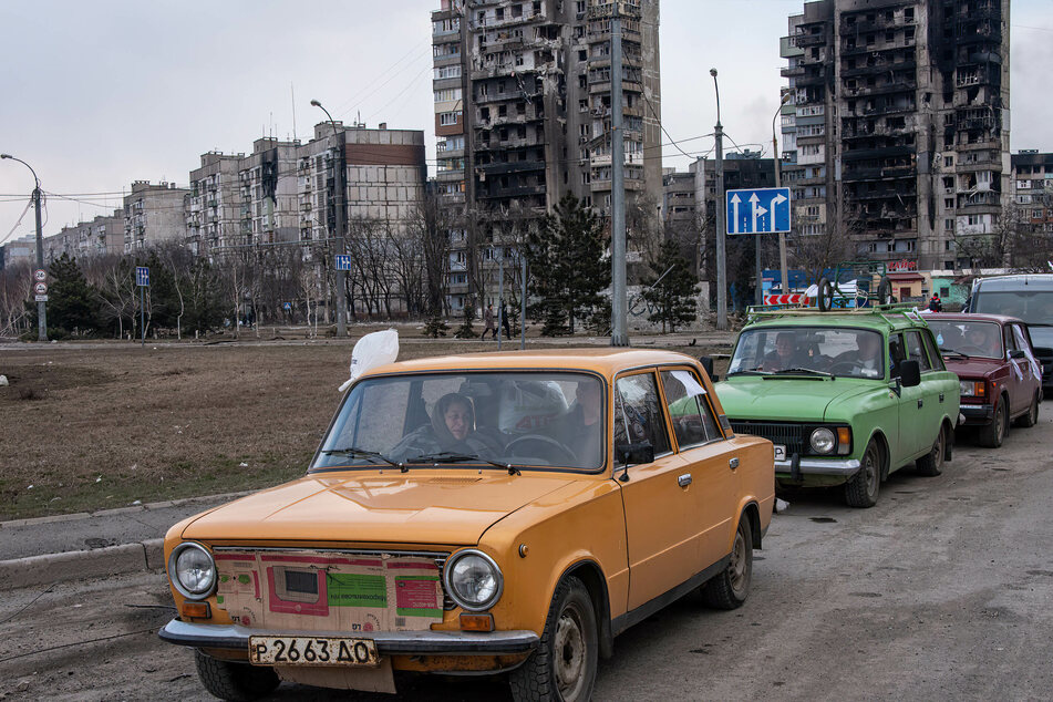 Eine Schlange von Autos bildet sich auf der Straße um die Stadt Mariupol zu verlassen.