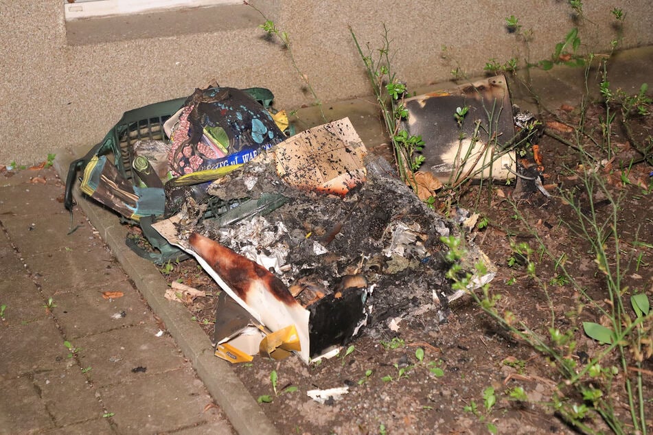 Ersten Informationen zufolge standen mehrere Gegenstände in Flammen.