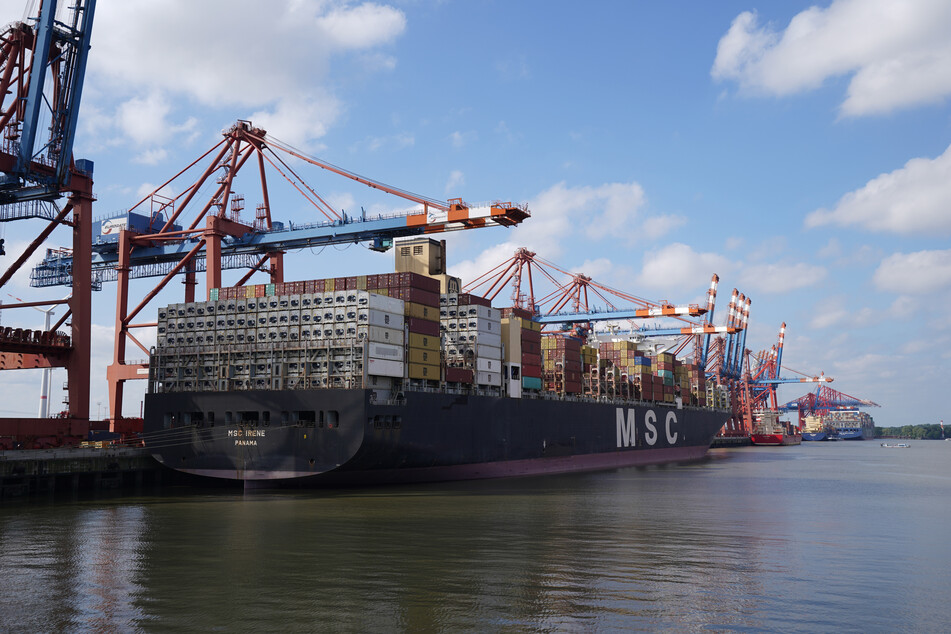 Das Containerschiff "MSC Irene" der Reederei MSC wird am HHLA-Containerterminal Burchardkai im Hamburger Hafen abgefertigt.