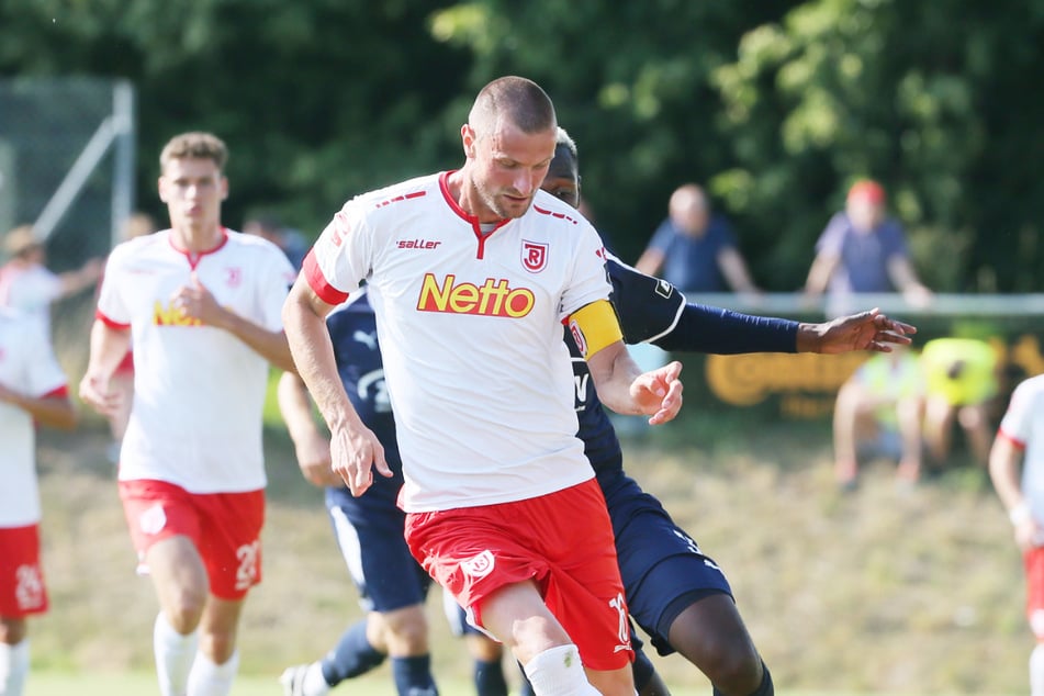 Gekonnt schirmt Markus Palionis in einem Testspiel des SSV Jahn Regensburg gegen den FSV Zwickau den Ball vor Stürmer Tarsis Bonga ab (Archivbild).