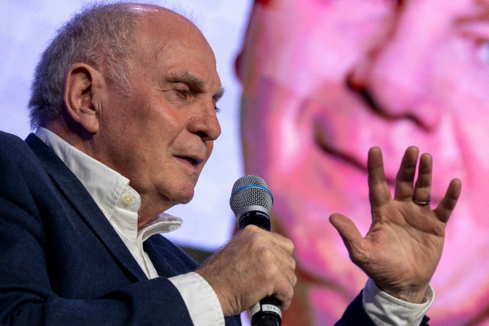 Bayern-Ehrenpräsident Uli Hoeneß (74) würde sich "wahnsinnig freuen", wenn Upamecano in München bleibt.