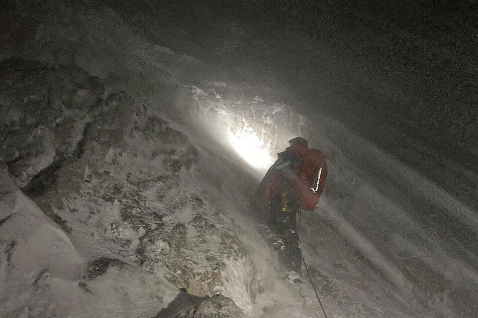Die Einsatzkräfte der Bergwacht suchen bei Minusgraden zwischen Schnee, Eis, Starkregen und Nebel nach dem Vermissten.